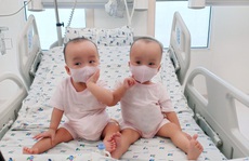 Trúc Nhi-Diệu Nhi được tháo nẹp hoàn toàn, tạo dáng với khẩu trang