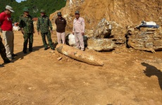 Quảng Bình: Đào đất, hoảng hồn nhìn thấy quả bom 'khủng' 450kg, còn nguyên ngòi nổ