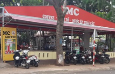 Bất chấp quy định cách ly xã hội phòng chống Covid-19, hàng quán vẫn mở cửa