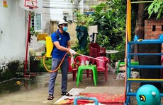 Phun thuốc sát khuẩn các khu lưu trú công nhân