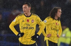 Arsenal cắt giảm 55 nhân viên, CĐV “hỏi tội” ngôi sao Mesut Ozil