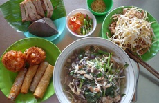 Bún nước lèo thơm mùi mắm pròhốc, ăn sao cho khỏi 'trớt quớt'?