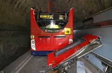 Hai xe buýt Anh bay nóc sau khi tông vào gầm cầu, nhiều học sinh bị thương