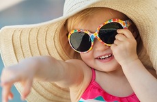 Bé dễ chảy nước mắt khi đi nắng: do ăn thiếu chất?