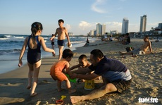 Biển Đà Nẵng đông đúc trở lại sau nhiều ngày vắng bóng người