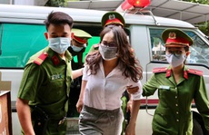 Hình ảnh ông Nguyễn Thành Tài và bà chủ Công ty Hoa Tháng Năm ở phiên tòa sáng 17-9