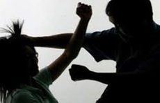 Chồng trẻ đâm vợ 3 nhát vì không đồng ý cho vợ đi làm