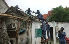 Bộ Tư lệnh Vùng Cảnh sát biển 1 giúp dân khắc phục thiệt hại sau cơn bão số 5