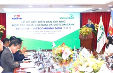 Kocham “bắt tay” mạnh mẽ với Vietcombank