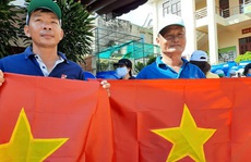 Tặng cờ Tổ quốc cho ngư dân Vũng Tàu