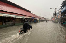 Chợ Thủ Đức bị nước 'cô lập' sau 10 phút xảy ra mưa