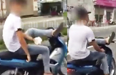 'Quái xế' 17 tuổi không đội mũ bảo hiểm, cười đùa điều khiển xe máy bằng chân