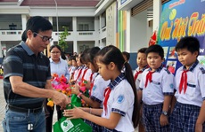 Báo Người Lao Động trao 285 phần quà trung thu cho trẻ em nghèo Cần Thơ
