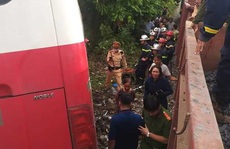 Tàu hỏa tông xe đưa đón học sinh, ít nhất 2 cháu bị thương