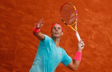 Clip 'Vua' Rafael Nadal, 'Hoàng tử' Dominic Thiem thắng dễ trận ra quân Roland Garros
