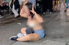 Cô gái cởi áo ăn vạ ngay trên phố khi bị nhóm nhân viên quán bar khiêng ra ngoài đường