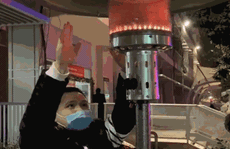 CLIP: Ấm lòng những cây máy sưởi trong Bệnh viện Bạch Mai ngày lạnh giá