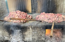 Thu gom thịt bẩn về chế biến lấy mỡ bán cho các quán cơm rang