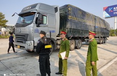 Cận cảnh vụ bắt giữ 14 xe container chở 300 tấn hàng lậu 'rồng rắn' từ Trung Quốc về