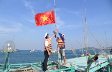 Vùng 5 Hải quân phối hợp với Báo Người Lao Động tặng cờ Tổ quốc cho ngư dân