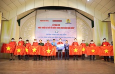 Trao cờ Tổ quốc cho ngư dân và 150 suất học bổng cho học sinh ở Tiền Giang