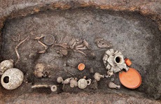 Đào sân bay, phát hiện hài cốt 2.000 năm chôn cùng... bàn tiệc BBQ