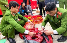 Chặn xe giường nằm, cảnh sát phát hiện 83 kg pháo nổ Trung Quốc