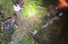 Ôtô lao xuống suối, 2 người chết, 4 người bị thương