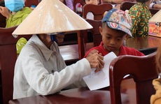 Hơn 200 suất học bổng được trao cho con em gia đình chính sách