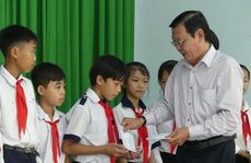 Báo SGGP tặng học bổng cho 100 học sinh nghèo, khó khăn ở huyện Tân Biên