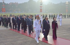 Các đại biểu dự Đại hội XIII vào Lăng viếng Chủ tịch Hồ Chí Minh