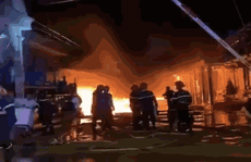 [VIDEO] - Xưởng vải bất ngờ cháy lớn, người dân khiêng đồ tháo chạy