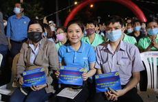 Ấm áp chương trình 'Tấm vé nghĩa tình' hỗ trợ công nhân về quê đón Tết