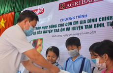 Trao 100 suất học bổng cho con em gia đình chính sách tại Vĩnh Long