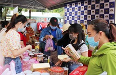 Hàng ngàn công nhân tham dự 'Phiên chợ nghĩa tình'