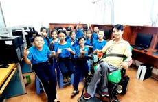 Nghị lực kiên cường của thầy giáo ngồi xe lăn