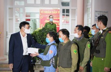 Chủ tịch UBND TP Đà Nẵng thăm công nhân bãi rác, lực lượng tuần tra đêm trước giao thừa