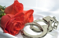 Cảnh sát Mỹ 'khuyến mãi' Valentine: Cặp vòng bạch kim phiên bản giới hạn!