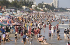 Lượng khách giảm 80%, biển Vũng Tàu vẫn đông người tắm