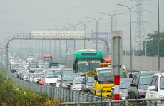 Ùn tắc dài cả 1 km trên cao tốc Hà Nội - Ninh Bình khi người dân trở lại Thủ đô