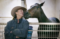 'Nàng Alice' của thời hiện đại là tỷ phú độc thân U80