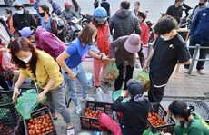 CLIP: Người dân Hà Nội nườm nượp mua “giải cứu” nông sản Hải Dương