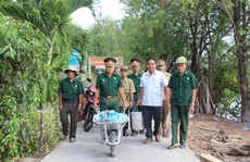 CLIP: “Biệt đội cựu chiến binh vá đường” ở Cà Mau