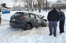Kẹt trong tuyết, người đàn ông bị chết cháy trong xe