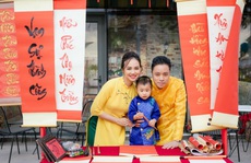 Gia đình Victor Vũ - Đinh Ngọc Diệp diện áo dài đón Tết