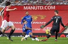 Công làm thủ phá, Man United đánh rơi chiến thắng ở Old Trafford