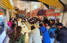 1 năm 'sóng gió' của giá vàng SJC khi vượt đỉnh 62 triệu đồng/lượng