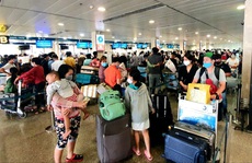 Người dân ở TP HCM thức khuya dậy sớm để hoàn, đổi vé máy bay Tết