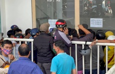 Người hâm mộ chen kín quày bán để mua vé xem trận HAGL - Bình Định