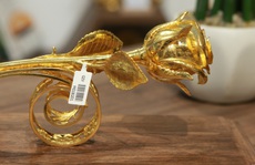 Chi 330 triệu đồng đúc hoa hồng vàng làm quà tặng ngày 8/3